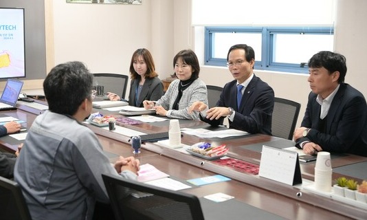 조병옥 군수가 직접 관내 기업을 찾아다니며 근로자의 음성군 주소 이전을 간곡히 요청하고 있다.(음성군 자료사진)