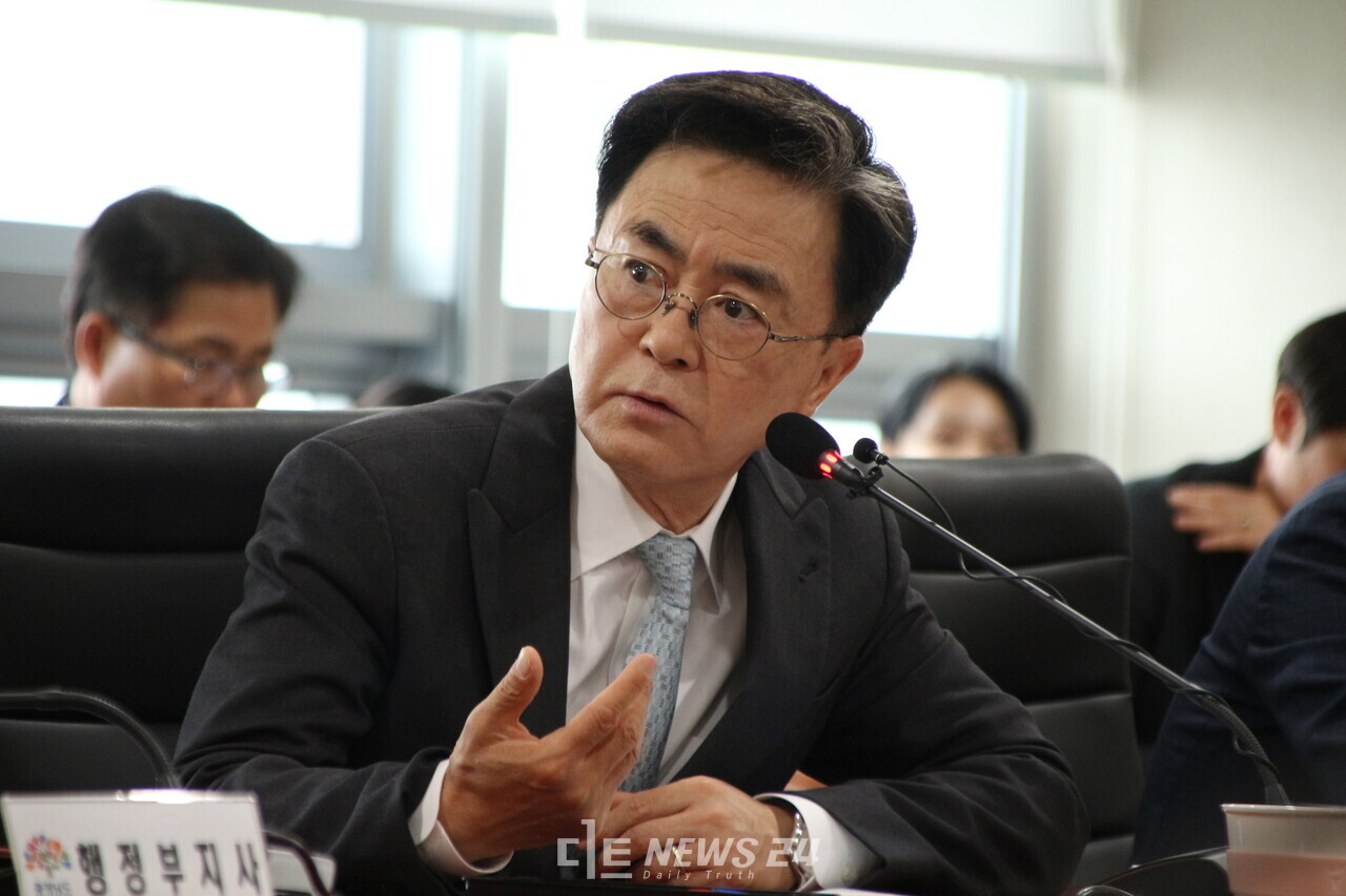 김태흠 충남지사가 8일 간부 공무원을 향해 "도정 현안과 관련한 법안들이 이번 국회에 통과될 수 있도록 철저히 대응해달라"고 당부하는 한편, "안된다면 22대 국회에 곧바로 상정될 수 있도록 투트랙으로 준비할 것"을 지시했다. 김다소미 기자. 