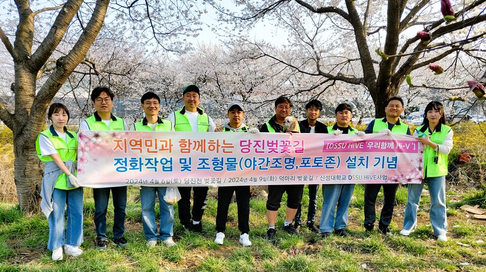 신성대 임직원과 학생들이 6일 당진천 일대 조명을 설치하고 정화작업을 했다. 신성대 제공.