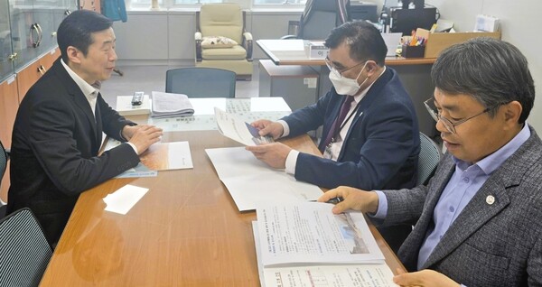 김기웅 서천군수가 8일 행정안전부 이창규 사회재난정책국장을 만나 서천특화시장 재건축 사업비 지원을 요청했다. 서천군 제공.
