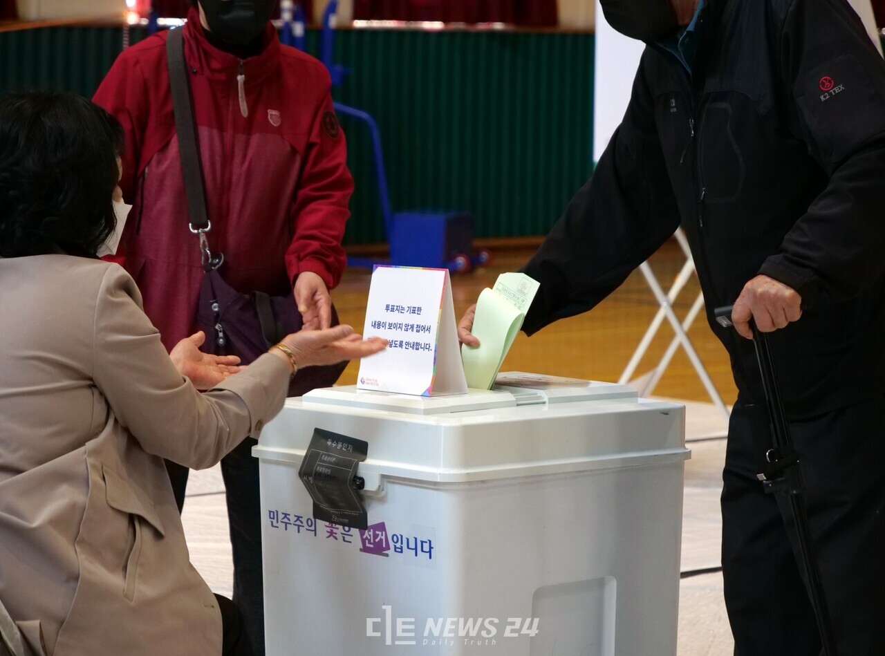 제22대 국회의원 선거 본투표가 10일 오전 6시부터 오후 6시까지 진행된다.  충청권은 지난 5일부터 6일까지 실시됐던 사전투표에서 역대 최고 투표율을 보였다. 본투표 당일, 오전 11시 기준, 투표율도 전국 상위권에 머무르고 있다. 대전 서구 월평동 투표소 모습. 