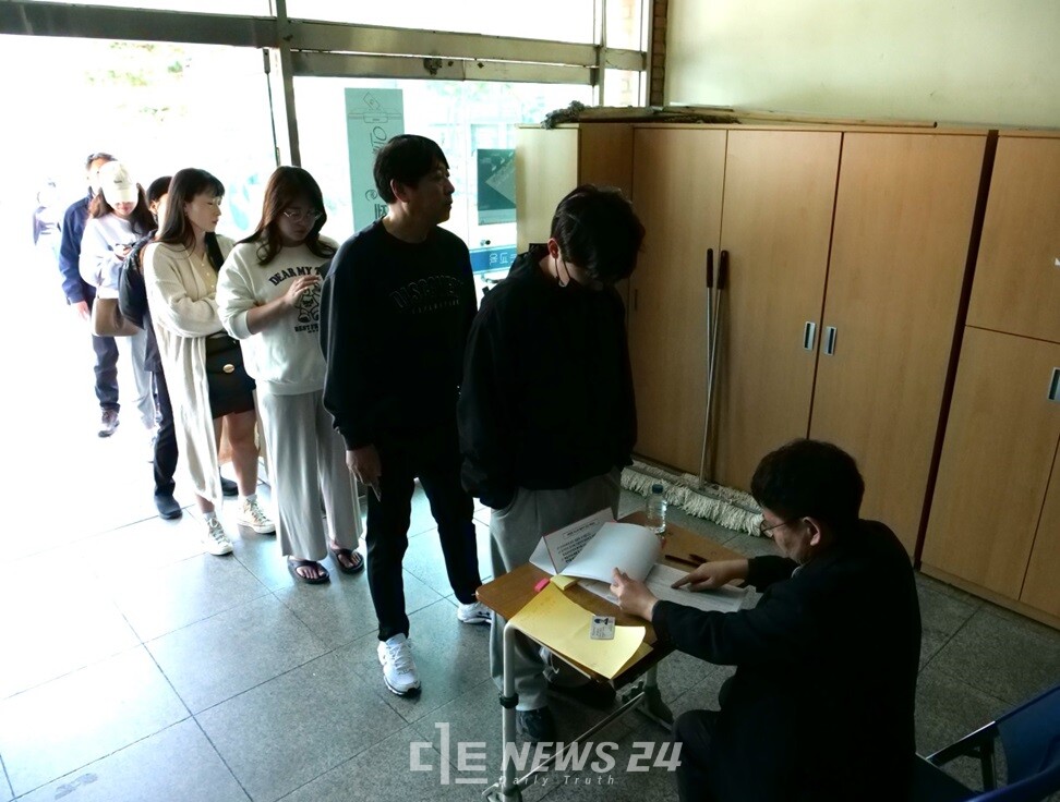 투표소는 지역별로 충남  751곳, 대전 362곳, 충북 495곳, 세종 85곳에 마련됐다. 당선자 윤곽은 11시 오전 2시에 나올 것으로 전망되고 있다. 