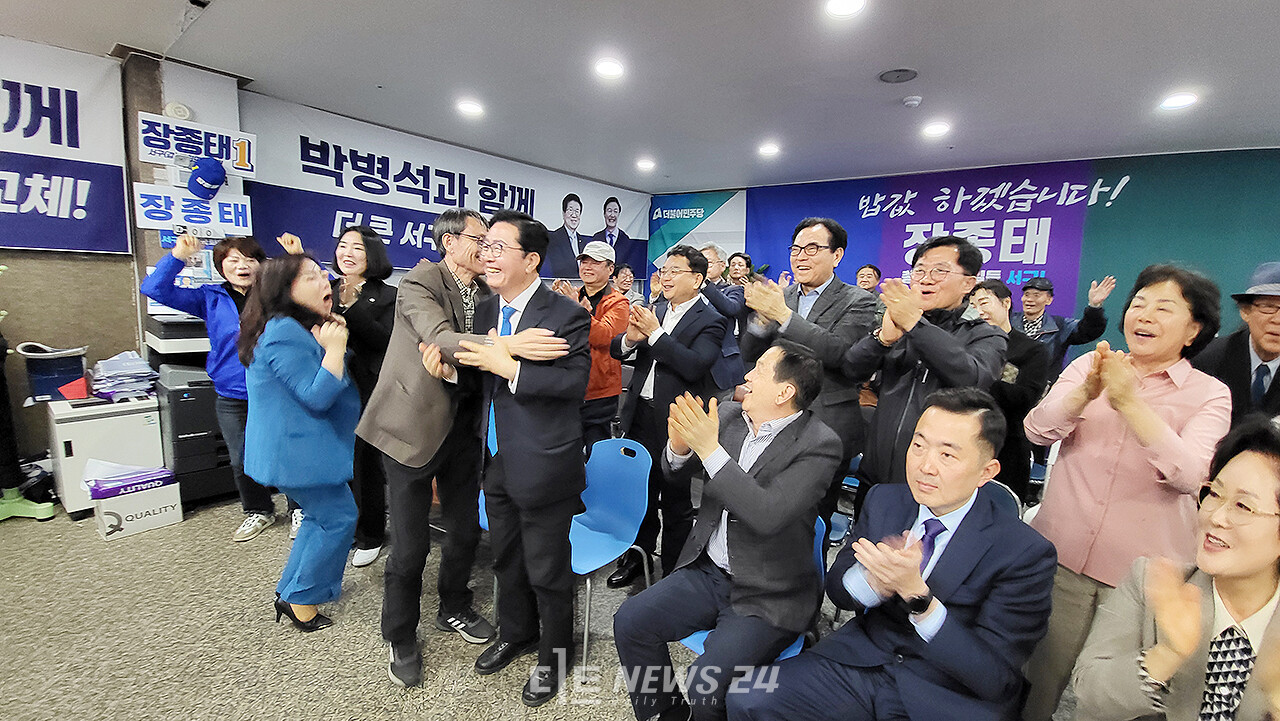 대전 서구갑 장종태 더불어민주당 후보 캠프에서 지지자들이 출구조사 결과에 환호하고 있다. 박성원 기자.