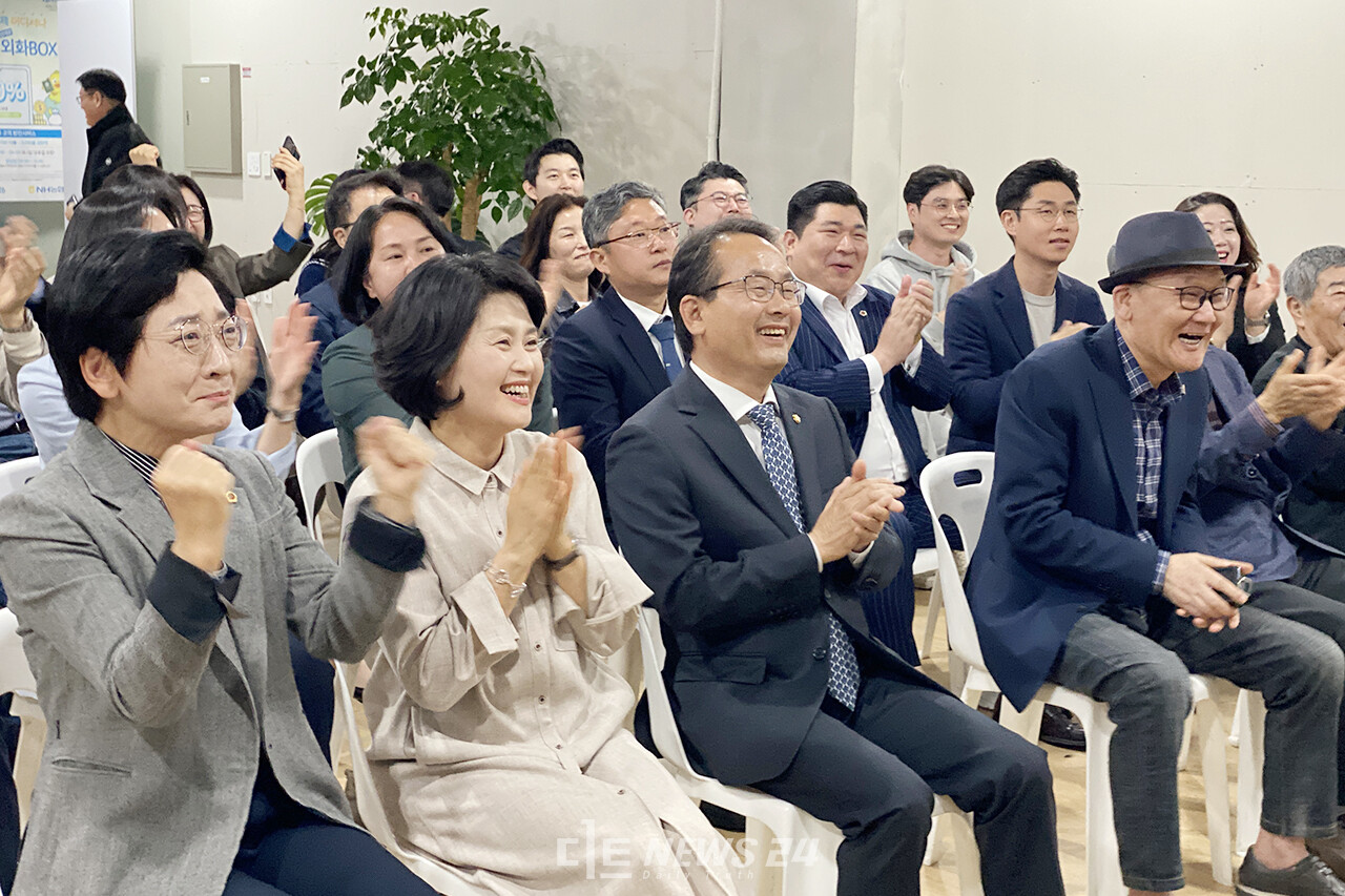 세종을 강준현 더불어민주당 후보가 출구조사 결과를 보면서 박수를 치고 있다. 정은진 기자.