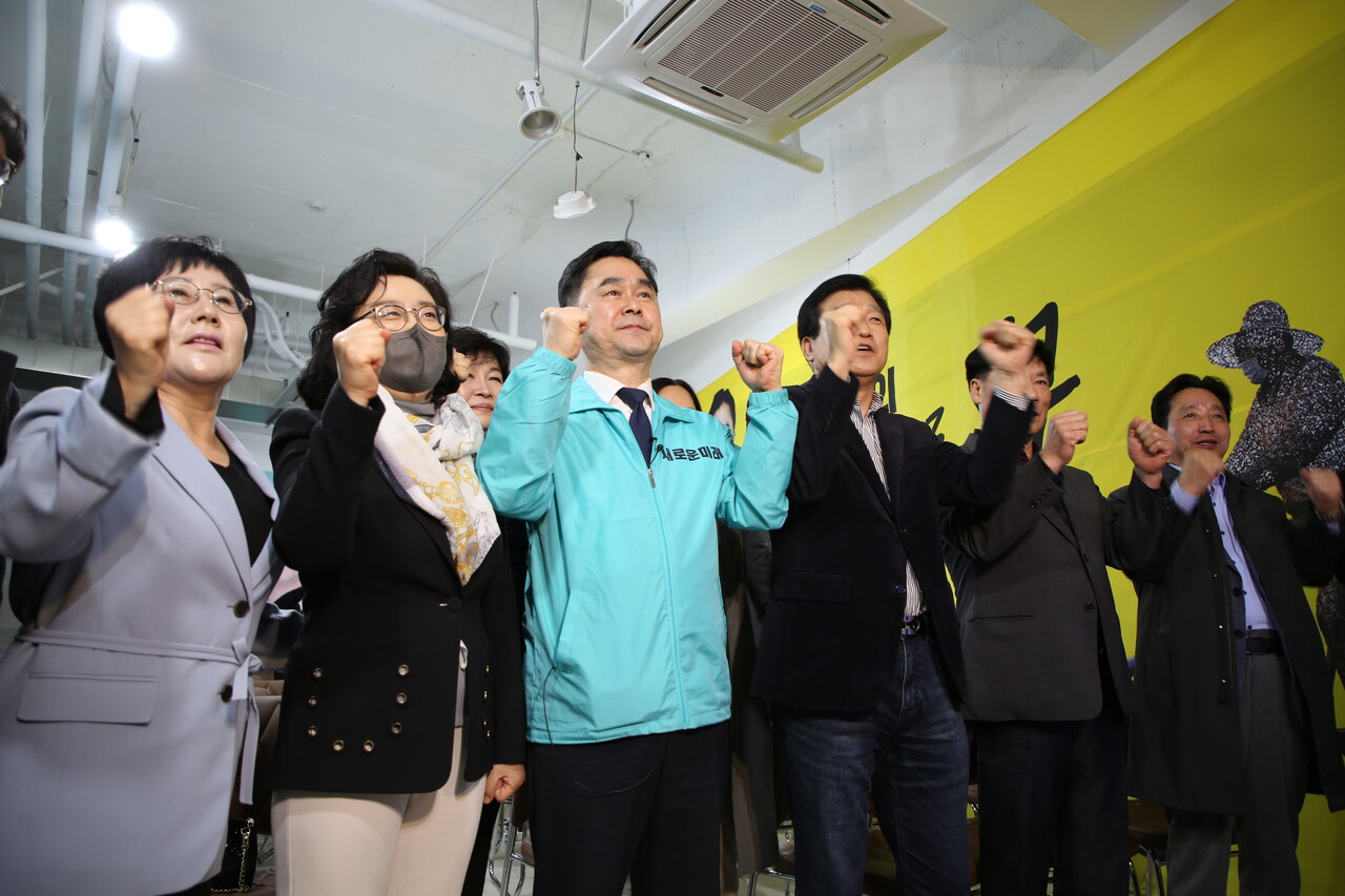 새로운미래 김 후보가 당선 윤곽이 드러나자 지지자들과 손을 맞잡으며 축하하고 있다. 한지혜 기자.