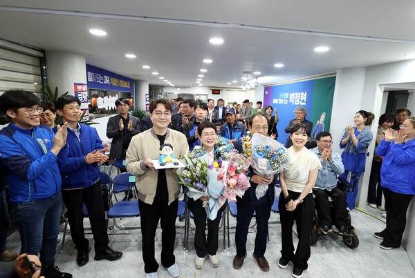 박정현 민주당 후보가 제22대 총선에서 총선된 뒤 가족들과 함께 기뻐하고 있다. 박정현 캠프 제공