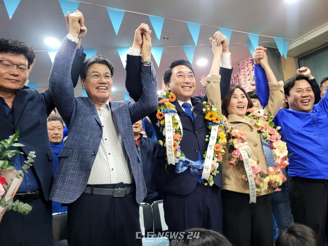 박수현 공주·부여·청양 국회의원 후보가 제22대 국회의원 선거에서 12년만에 당선됐다. 정진석 국민의힘 후보를 2.24%차로 누르고 승리했다. 김정섭 전 공주시장(맨 왼쪽), 김돈곤 청양군수(왼쪽에서 두번째), 박정현 부여군수(맨 오른쪽)도 함께 기쁨을 나눴다. 김다소미 기자. 