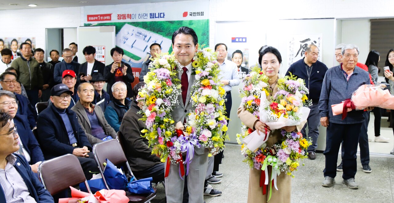 장동혁 국민의힘 후보가 지지자들과 승리의 기쁨을 나누고 있다. 장동혁 후보 선거캠프 제공.