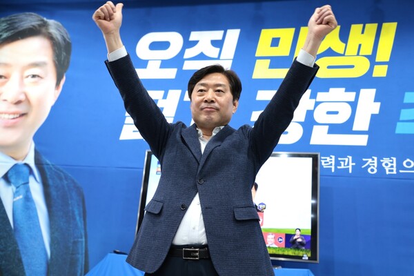 황명선 더불어민주당 논산계룡금산 국회의원 후보가 당선이 확정되자 환호하고 있다. 황명선 후보 선거캠프 제공.