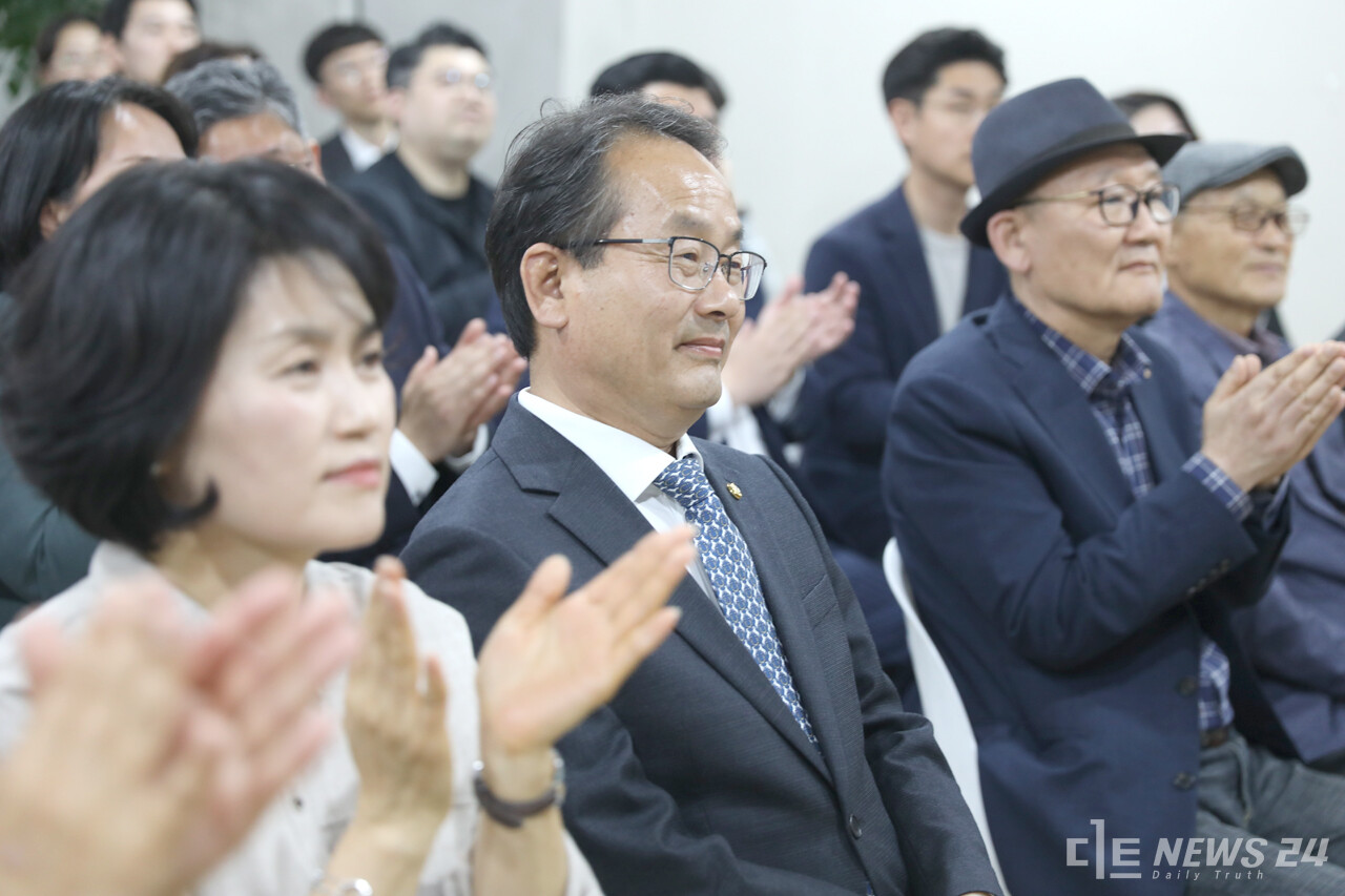 강준현 더불어민주당 당선자가 지난 10일 개표방송을 보며 미소짓고 있다. 사진 정은진 기자