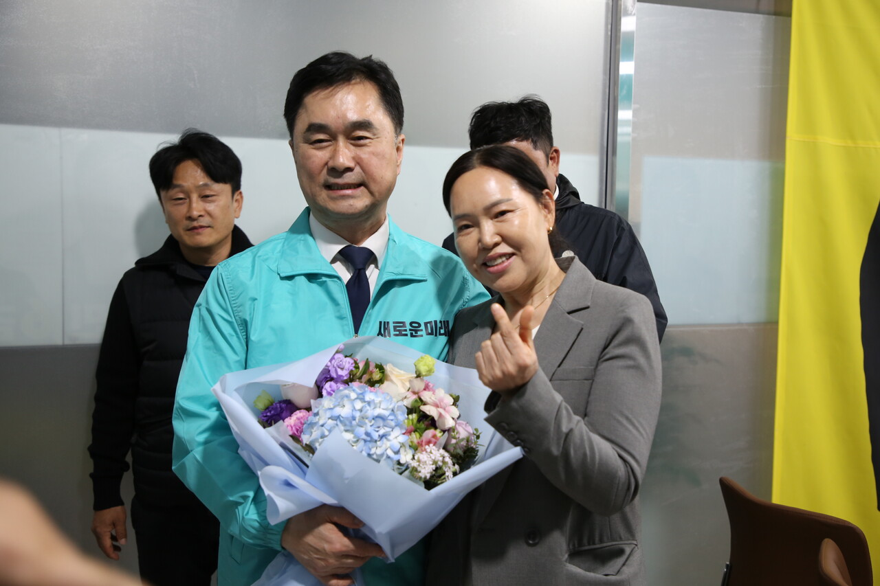 새로운미래 김종민 세종갑 국회의원 당선인이 지난 10일 자정 당선이 확실시되자 지지자와 기념촬영을 하고 있는 모습. 한지혜 기자.