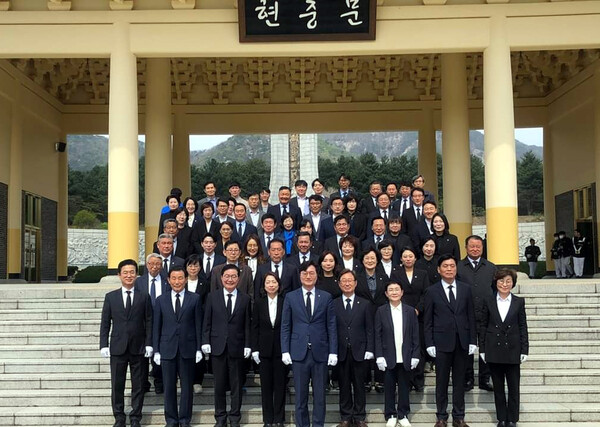 민주당 대전지역 총선 당선인 7명과 재보궐 당선자가 11일 오전 대전현충원을 참배하고 있다. 지상현 기자