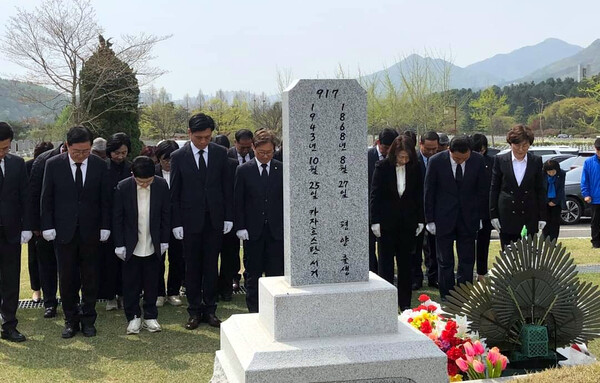 당선인들은 홍범도 장군 묘역도 참배했다. 지상현 기자