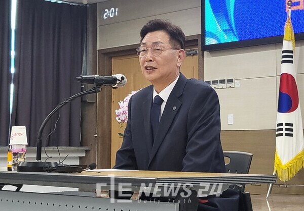 김제선 중구청장이 11일 취임 기자회견을 열고 앞으로의 계획에 대해 설명하고 있다. 박성원 기자.