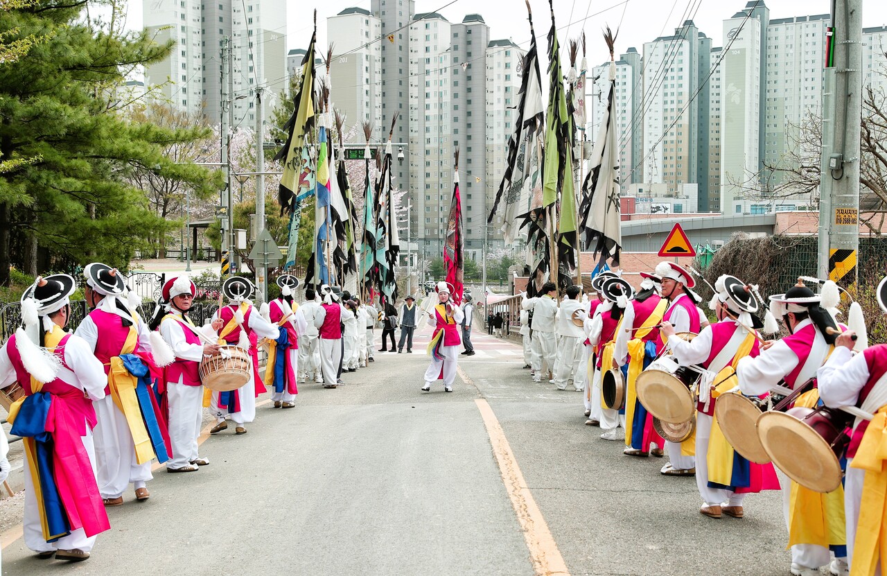 11일 기지시줄다리기의 성공을 기원하는 풍물패의 거리행진이 펼쳐지고 있다. 당진시 제공.
