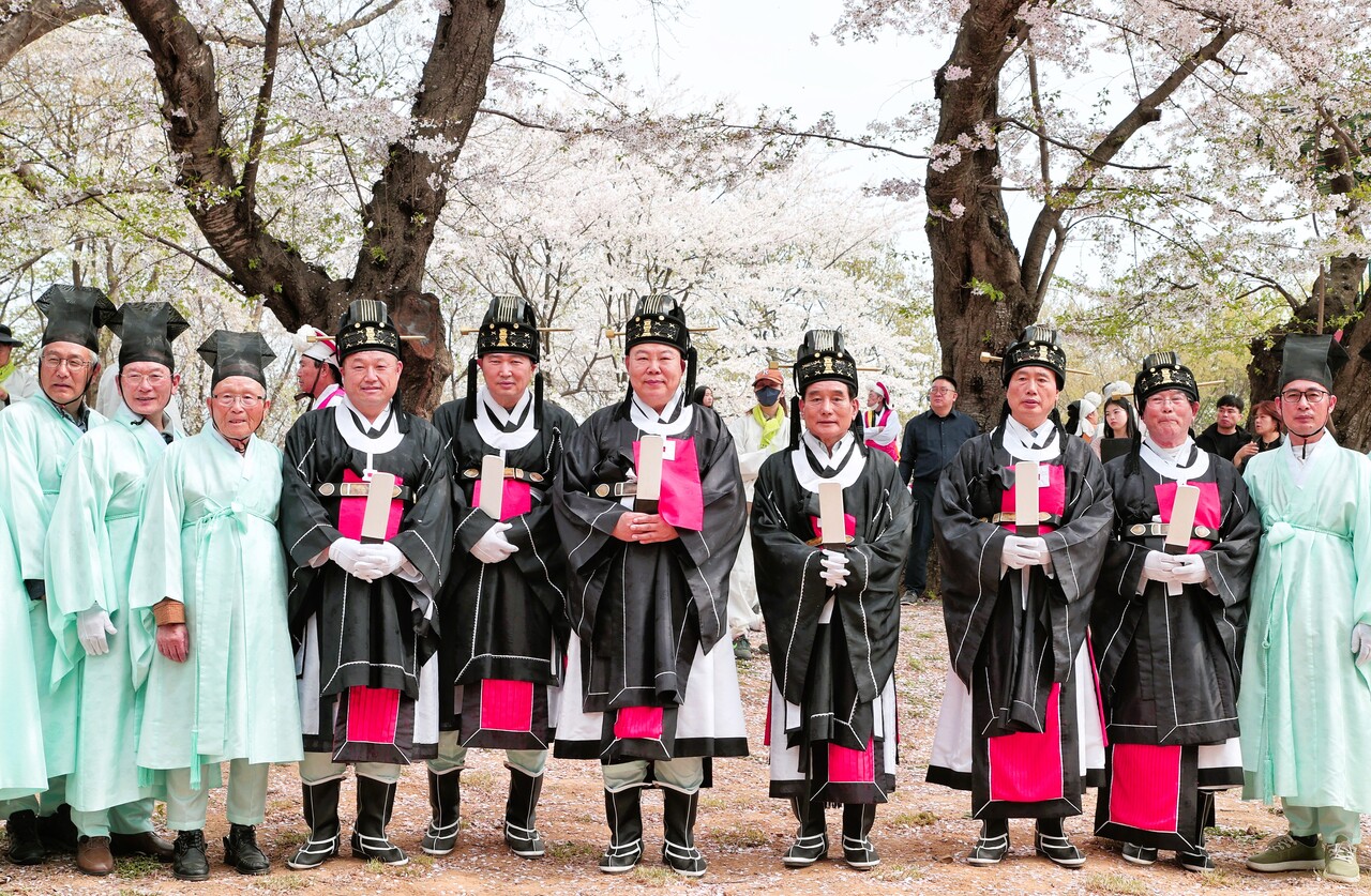 오성환 당진시장(왼쪽서 여섯번째)과 김덕주 당진시의회 의장(왼쪽서 일곱번째) 등이 11일  기지시줄다리기 성공을 기원하는 당제를 올렸다. 당진시 제공.