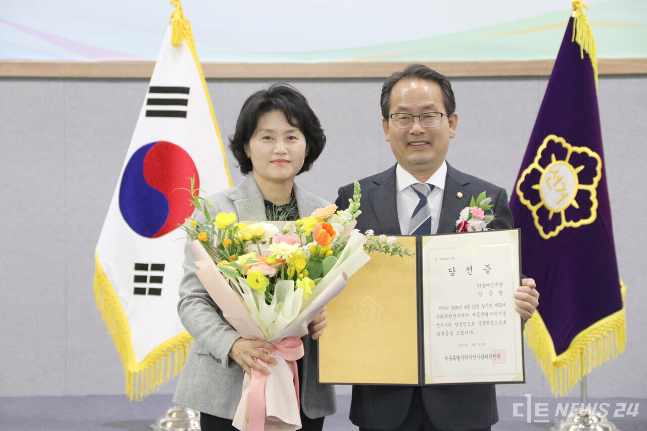 당선증을 받은 강준현 더불어민주당 세종을 당선인. 사진 선거캠프 제공