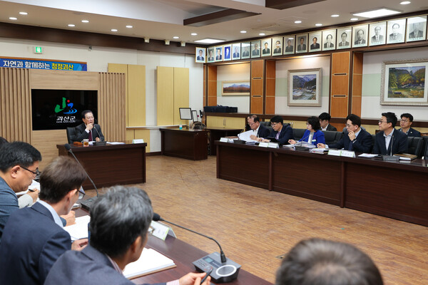 괴산군이 공약사업 추진상황 보고회를 갖고 평가했다(괴산군 제공)