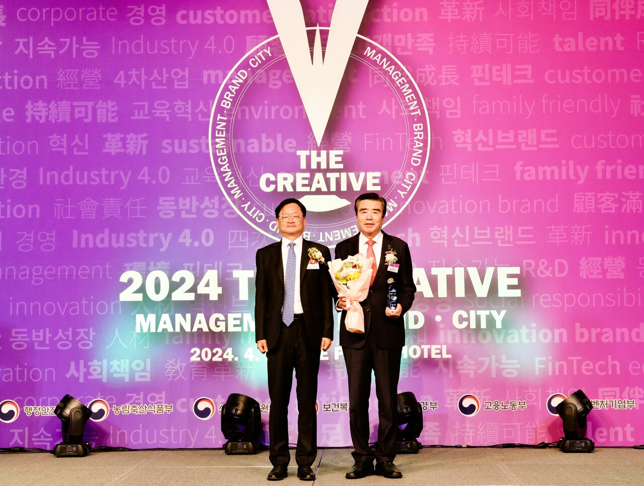 보령시가 3년 연속 ‘대한민국 창조경영상’을 받았다. 오른쪽 김동일 보령시장. 보령시제공.