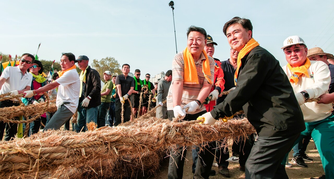 2924 기지시줄다리기축제에 참여한 김태흠 충남지사(오른쪽)와 오성환 당진시장(좌). 당진시 제공.