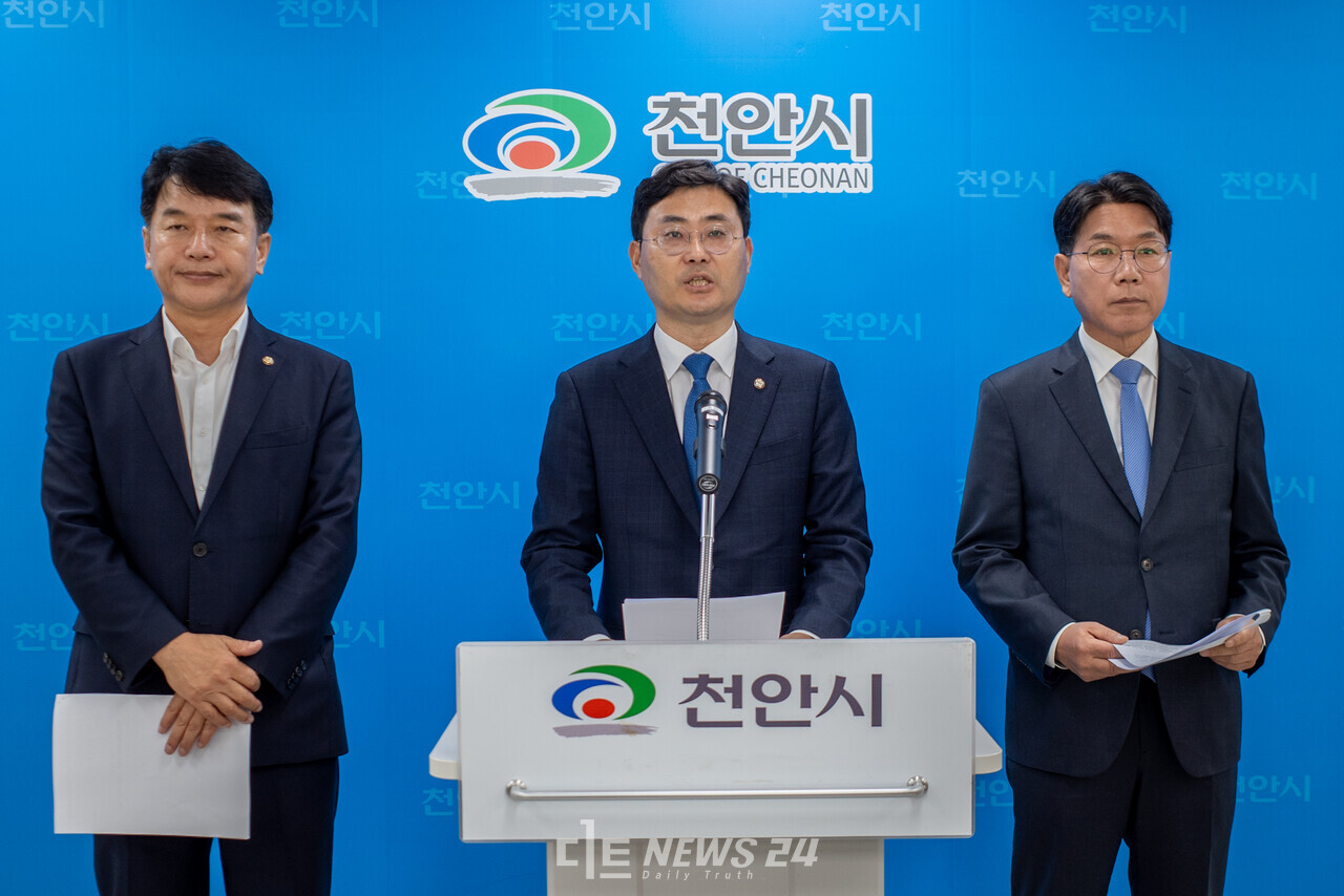 22대 총선 천안지역 당선인들이 17일 천안시청 브리핑룸에서 기자회견을 열고 ‘천안 발전’에 한 목소리를 냈다. 왼쪽부터 더불어민주당 소속 문진석 천안갑 당선인, 이정문 천안병 당선인, 이재관 천안을 당선인. 황재돈 기자. 