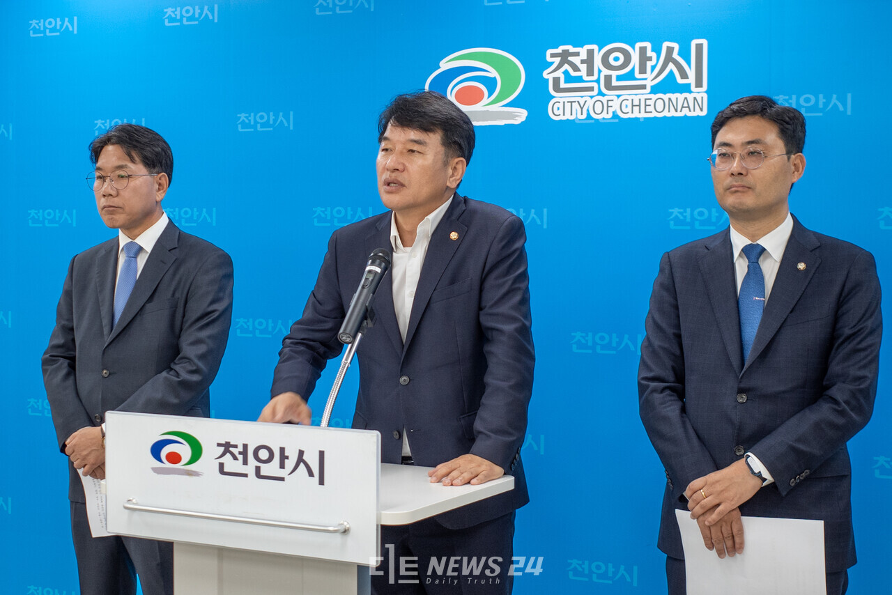 22대 총선 천안지역 당선인들이 희망상임위와 1호 법안 관련 디트뉴스 질문에 답변하고 있는 모습. ⓒ황재돈 기자. 