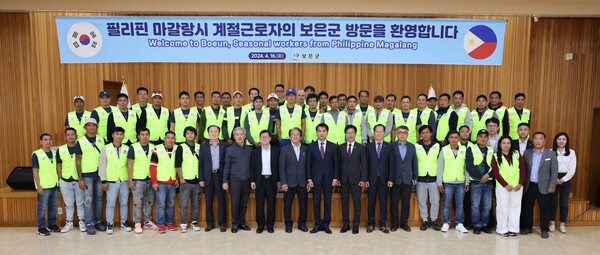 군청 대회의실에서 열린 환영식 모습.