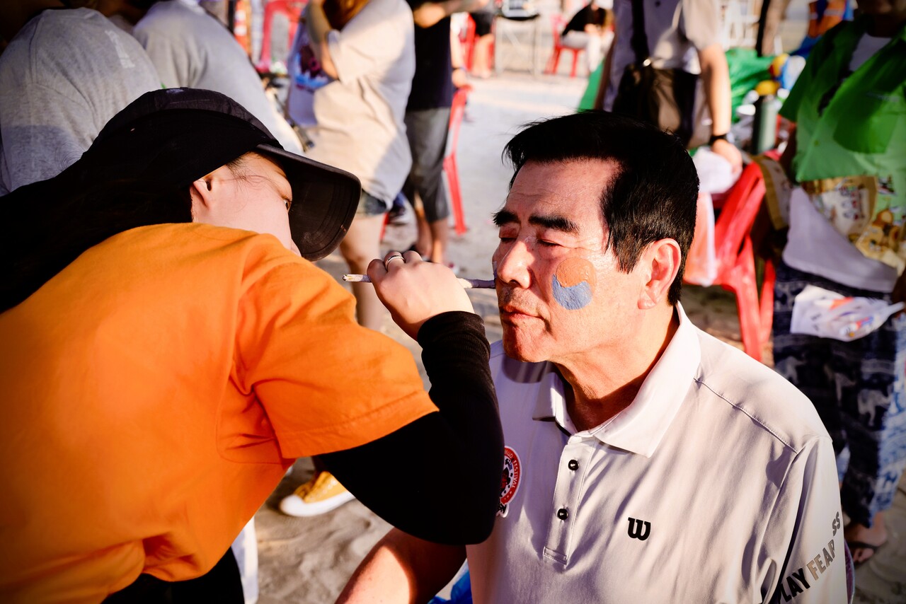 보령시가 15일부터 20일까지 태국 방센에서 열리는 ‘완 라이 방센페스티벌’에 참석해 보령머드축제를 홍보한다. 보디페인팅을 하고 있는 김동일 시장. 보령시 제공.