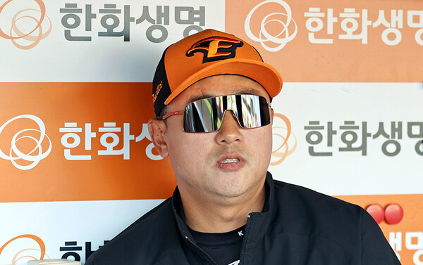 한화이글스가 2024 시즌 개막 후 7연승을 달리며 선두까지 치고 올라갔지만, 한달 만에 7위로 추락했다. 팬들은 최원호 감독의 책임이라고 비판하고 있다. 지상현 기자