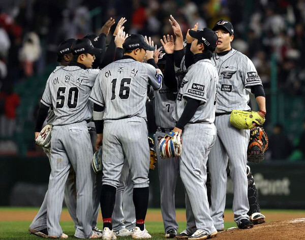 한화 선수들은 4월 들어 무려 7경기를 역전패하면서 부진을 자초했다. 한화이글스 제공