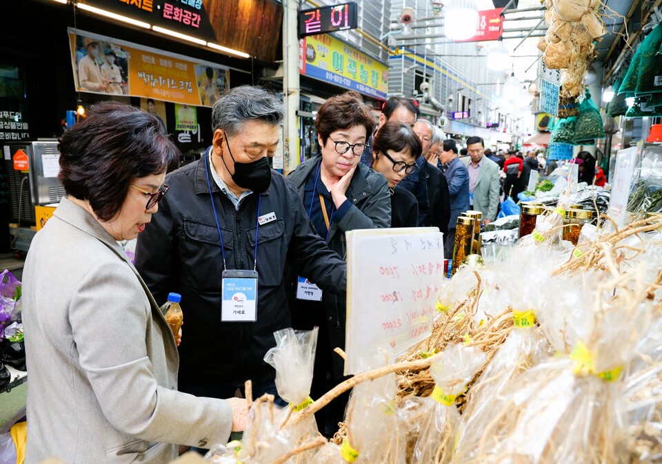 정선시장을 견학하고 있는 가세로 군수. 태안군 제공.