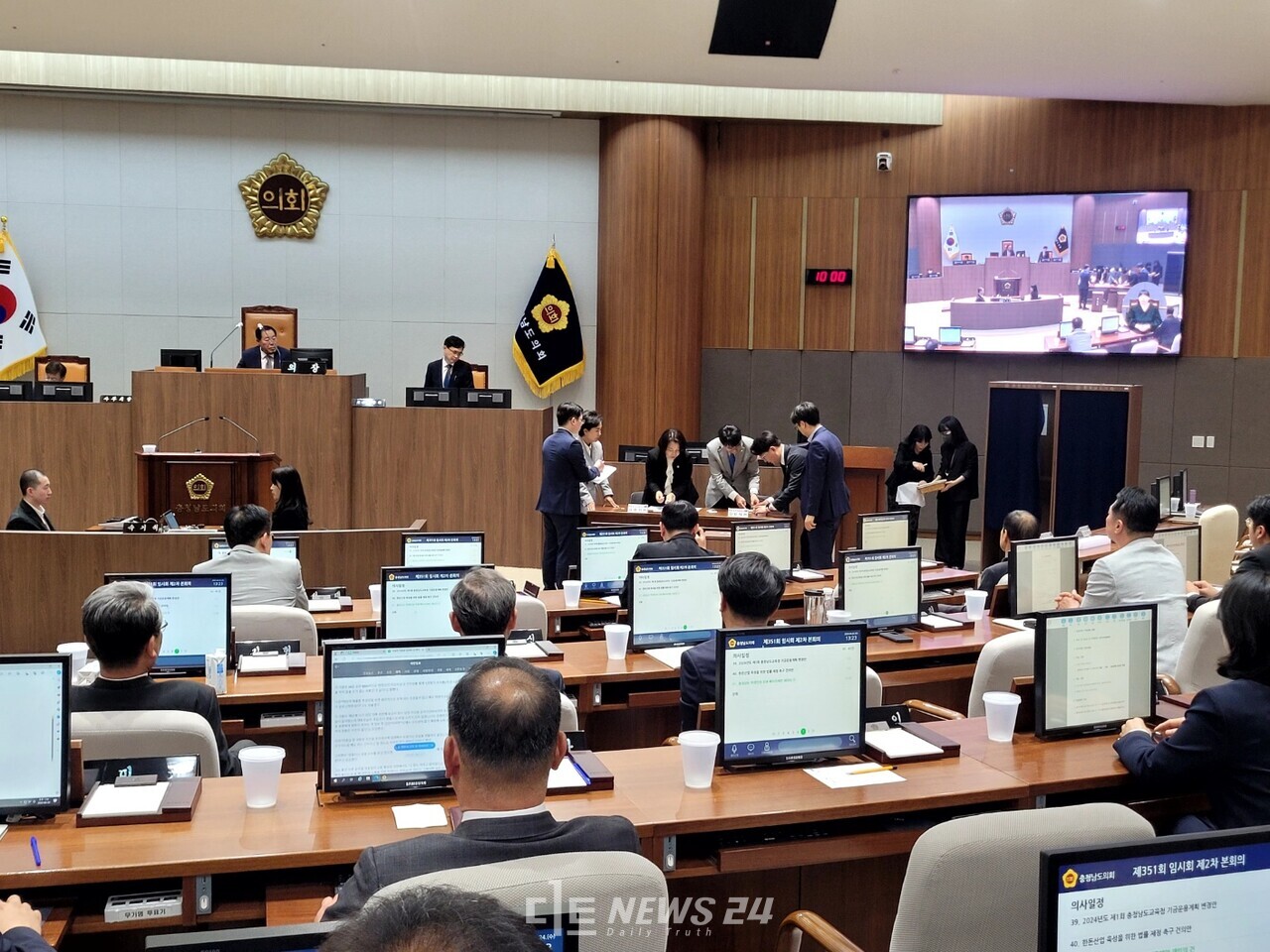 이날 도의회 본회의 표결에서는 재석의원 48명 중 34명의 의원이 찬성했다. 민주당에서는 출석정지 징계를 받은 의원이 폐지안 서명에 참여한점을 문제 삼으며 유효 여부 논란이 일기도 했다. 표결이 끝나고 의원들이 의장 지시에 따라 투표함을 확인하고 있다.  김다소미 기자. 