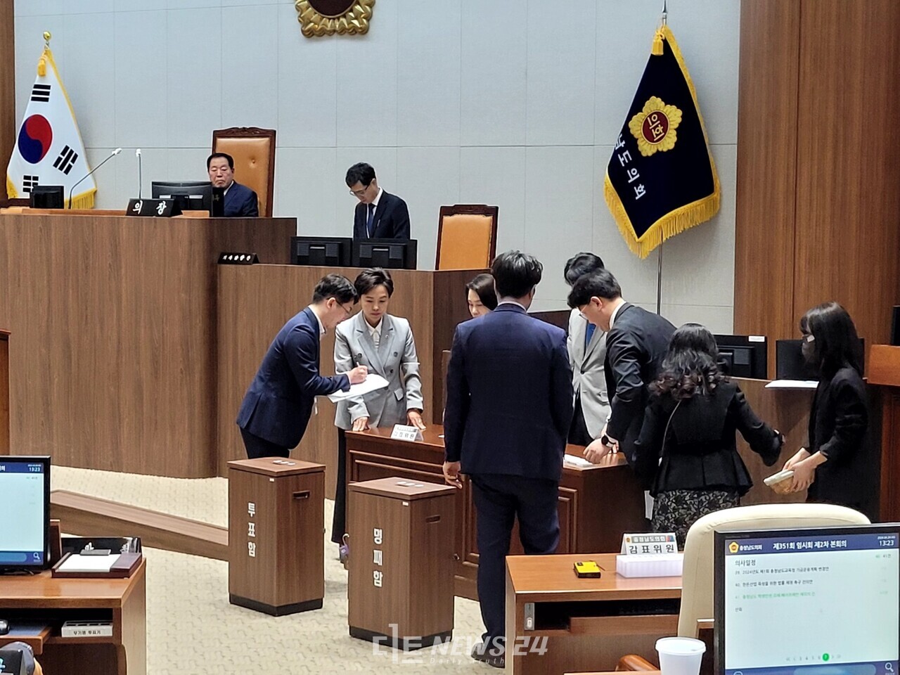 이날 표결은 이례적으로 전자투표가 아닌 투표용지 투표로 진행됐다. 투표 방식을 두고도 양당은 잠시 충돌했다. 김다소미 기자. 