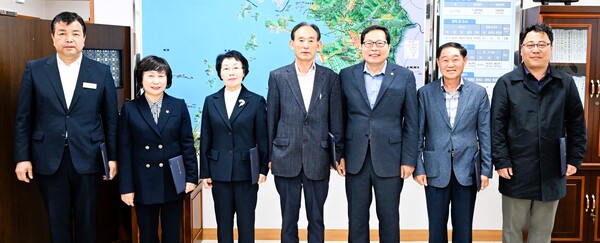 보령시의회가 24일 결산검사위원을 위촉하고 의장실에서 위촉식을 했다. 보령시의회 제공.