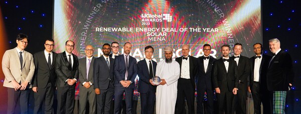 한국서부발전이 4월 24일(수‧현지시간) 아랍에미리트(UAE) 두바이에서 열린 ‘IJ 글로벌 어워즈 2023’에서 오만 마나 사업으로 ‘중동·북아프리카지역 신재생 에너지 부문 올해의 프로젝트상’을 수상했다. 이상현 서부발전 기획본부장(가운데)과 야야 알 라와히(Yahya Al Rawahi) 오만 특수목적법인 대표(오른쪽 일곱 번째), 올리비에 보데스(Olivier Bordes) EDF-R 중동법인 대표(왼쪽 일곱 번째) 등이 수상 후 기념촬영을 하고 있다. 서부발전 제공.
