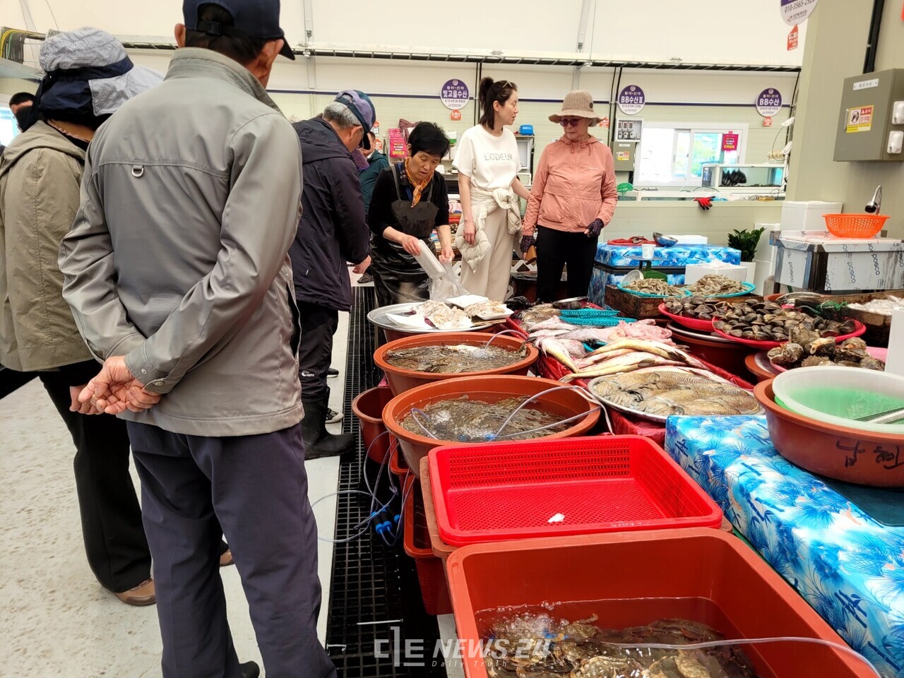 수산물이 메인이었던 이 시장은 지난 화재에서 농산물동과 먹거리동 피해는 비교적 덜 했지만 수산물동이 완전히 잿더미로 변했다. 평생을 이곳에서 생업을 일궈온 상인들은 오랜만에 풍기는 생선 비린내가 반갑다고 말한다. 김다소미 기자. 