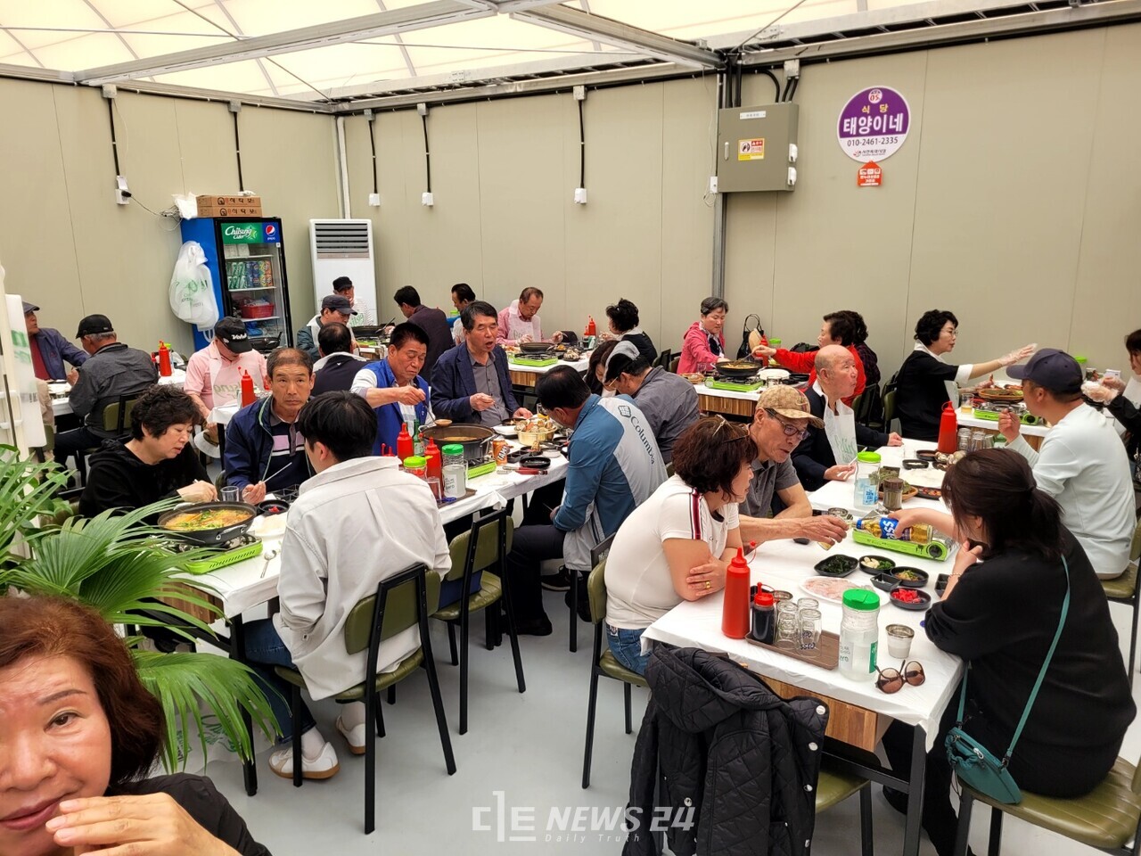 임시시장 2동 중간부에 마련된 식당가에는 손님들이 가득했다. 얼큰한 해물 매운탕에 소주잔을 기울이며 오랜만에 찾은 활기에 반가움이 가득해보였다. 김다소미 기자.  