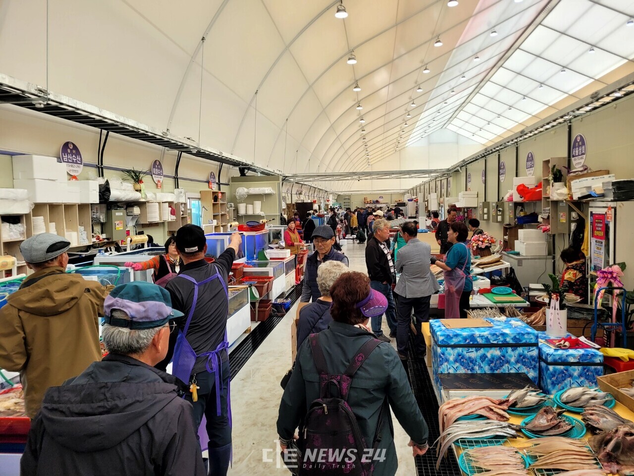 상인들은 전국 각지에서 얼굴도 모르는 국민들이 모아준 성금에 큰 힘을 얻었다고 말한다. 김다소미 기자. 