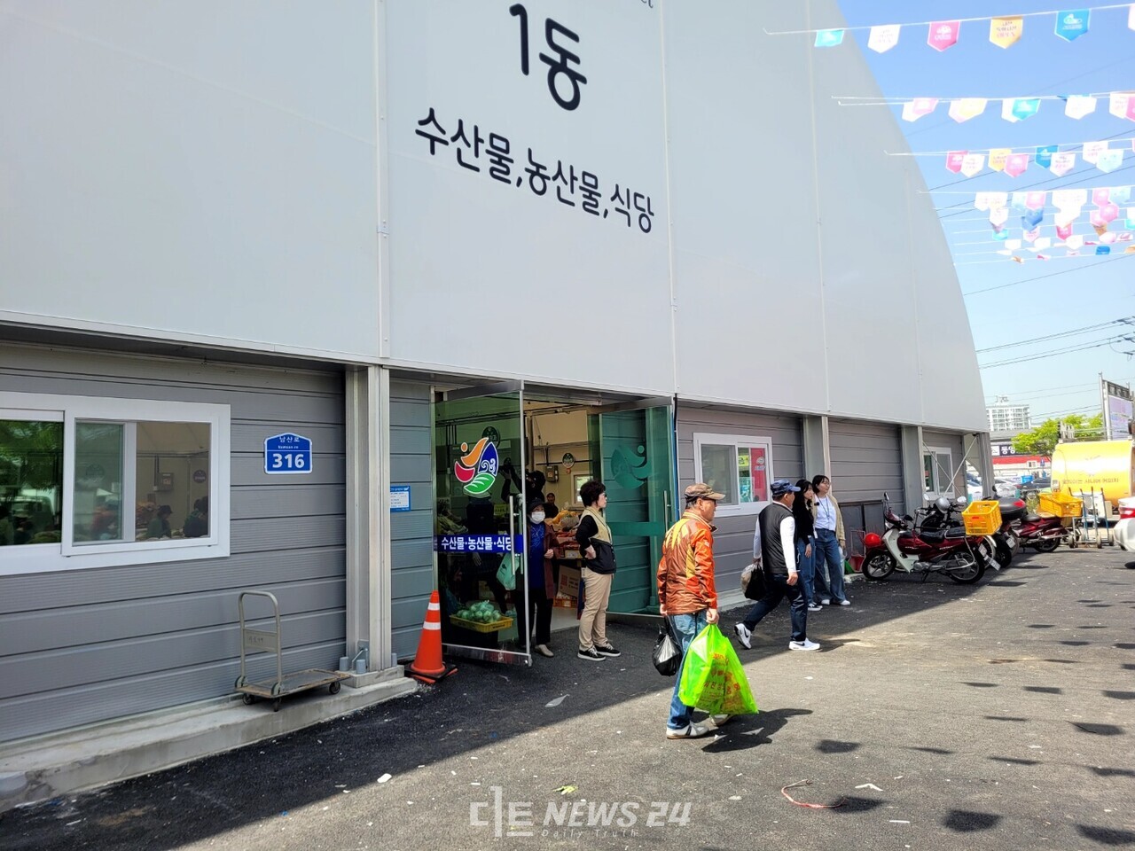 임시시장은 기존 특화시장 뒷편 주차장 부지에 마련됐다. 막구조 형식으로, 일반·잡화 1동과 수산물·농산물·식당이 몰려있는 2동으로 나뉜다. 총 226개 점포가 입점했다. 김다소미 기자. 