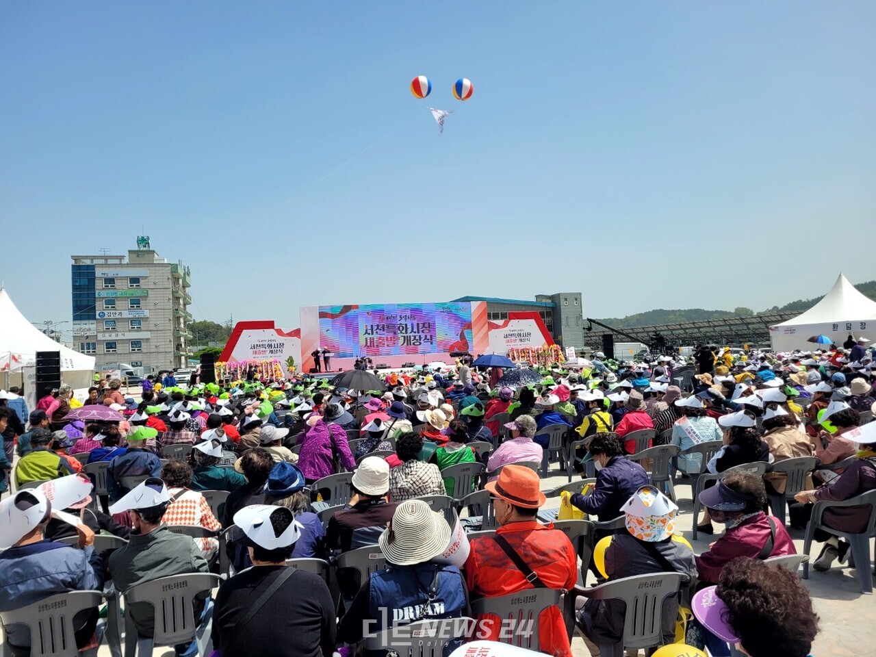 25일 오후 2시에는 기존 수산물동을 철거하고 임시 주무대를 마련해 개장식이 열렸다. 김다소미 기자.   