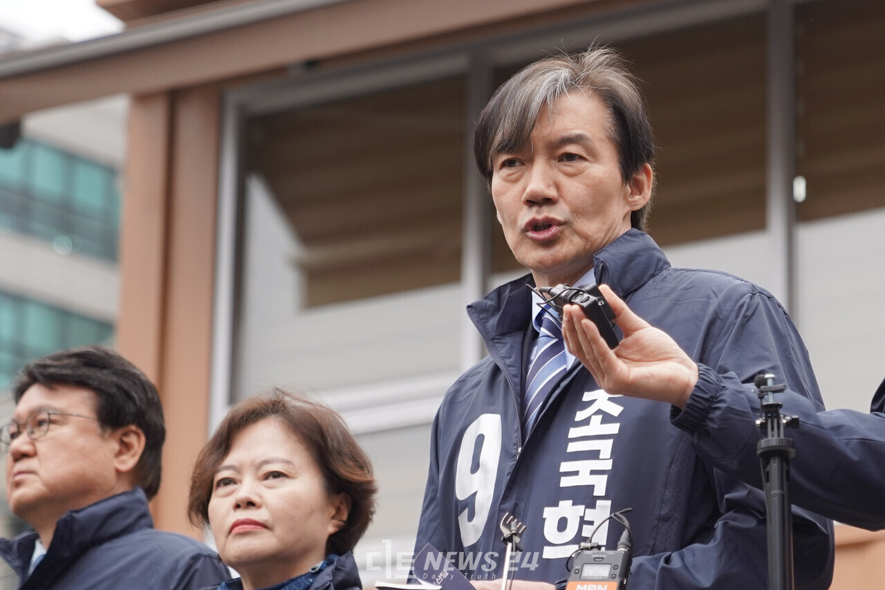 조국 조국혁신당 대표가 29일 한 라디오 방송에 출연해 "윤석열 대통령이 거부한 법안을 22대 국회에서 재발의하는데 이재명 더불어민주당 대표와 인식을 공유했다"고 밝혔다. 자료사진.  