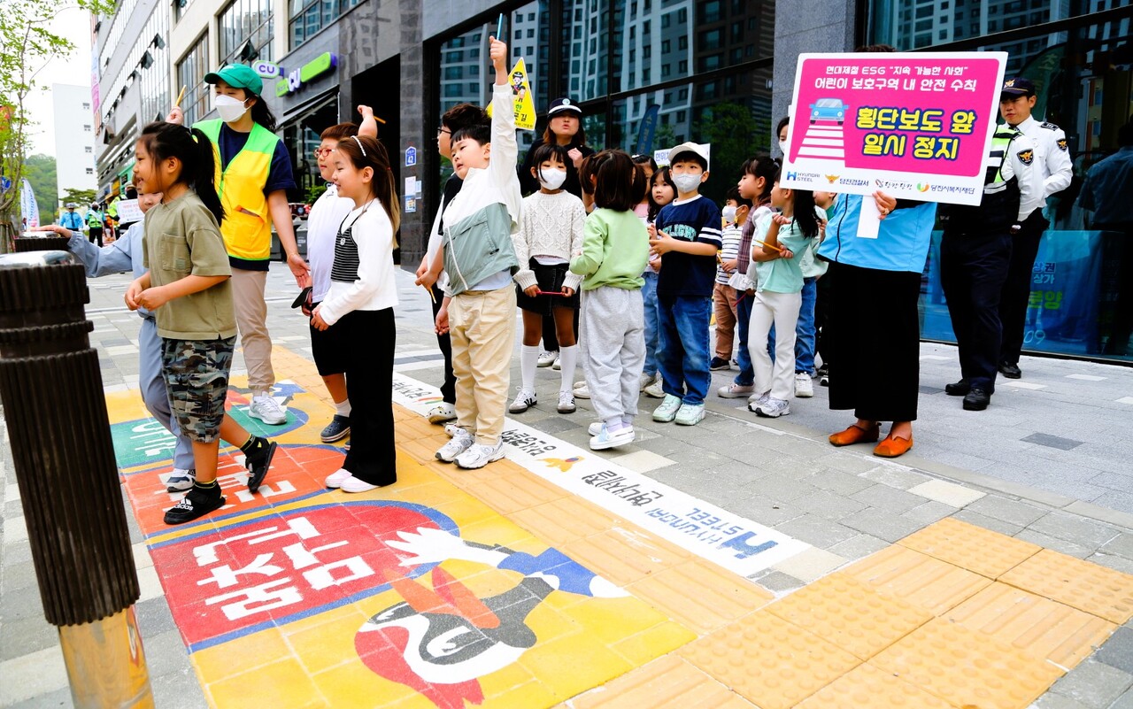 현대제철의 'H형 빛나는 도로' 사업실시현장에서 어린이들이 교통안전교육을 받고 있다. 현대제철 제공.
