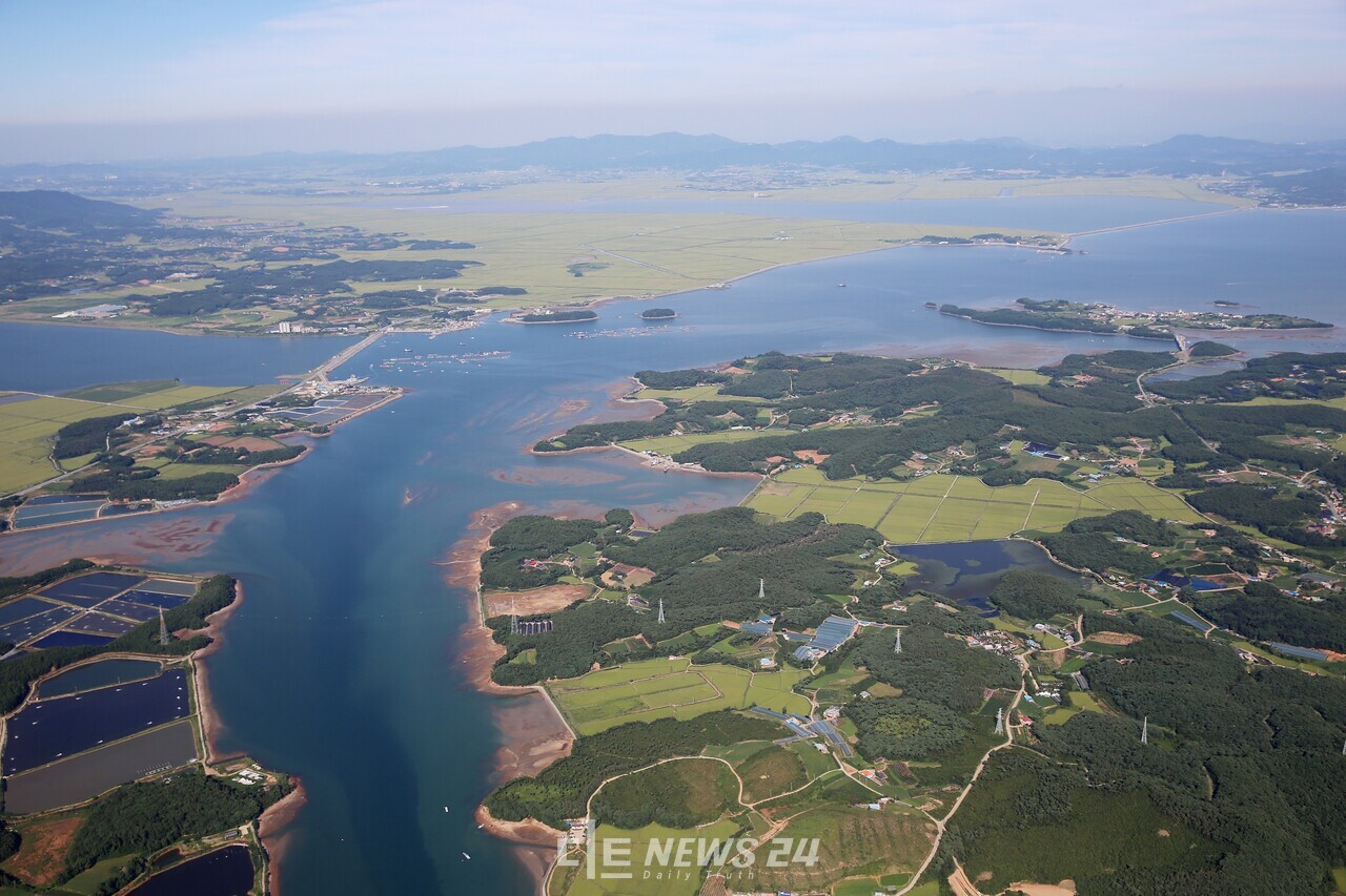 천수만 일대 항공사진. 서산 B지구 방조제 안쪽에 있는 부남호는 현재 40년 이상 누적된 오염물로 인해 심각한 악취를 풍기고 있다. 집중호우시 대규모 담수를 방류하게 되는데 지난 2020년과 2022년에는 인근 황도 바지락과 굴이 집단 폐사하기도 했다. 자료사진. 