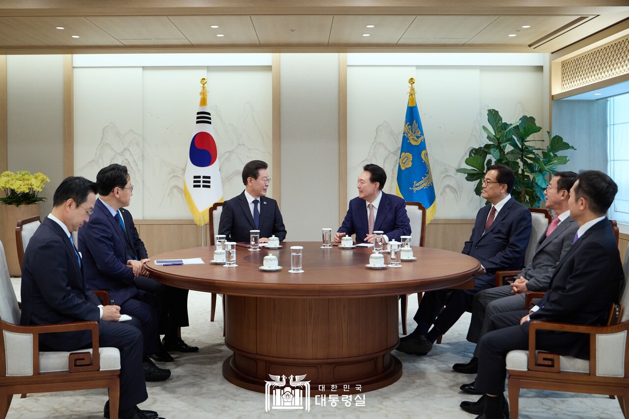 윤석열 대통령과 이재명 더불어민주당 대표가 29일 대통령실에서 첫 영수회담을 가졌다. 대통령실 제공.