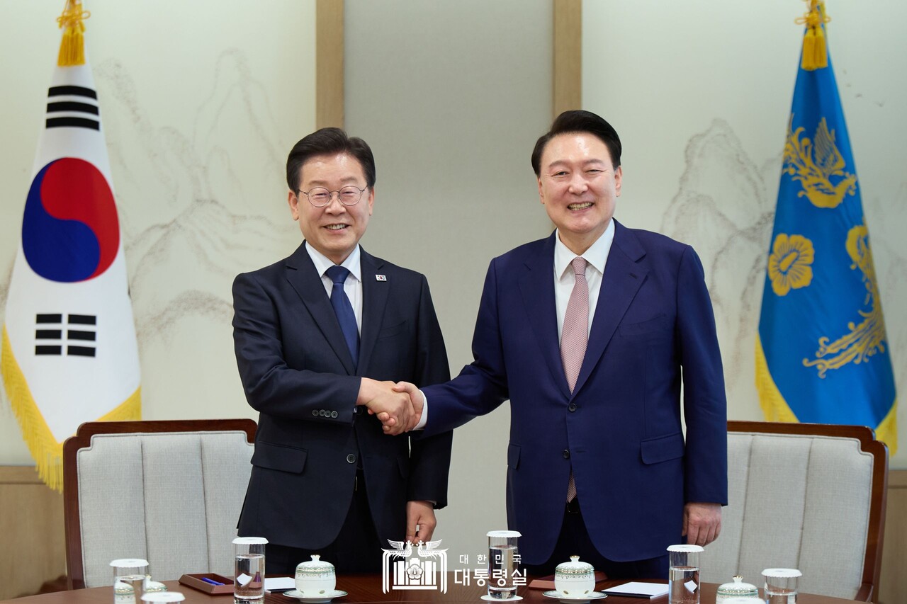 윤석열 대통령과 이재명 더불어민주당 대표가 29일 대통령실에서 첫 영수회담을 가졌다. 이 대표는 이 자리에서 해병대 채상병 사망사건 외압 의혹 특검법과 이태원 참사 특별법 수용을 요구했다. 대통령실 제공.