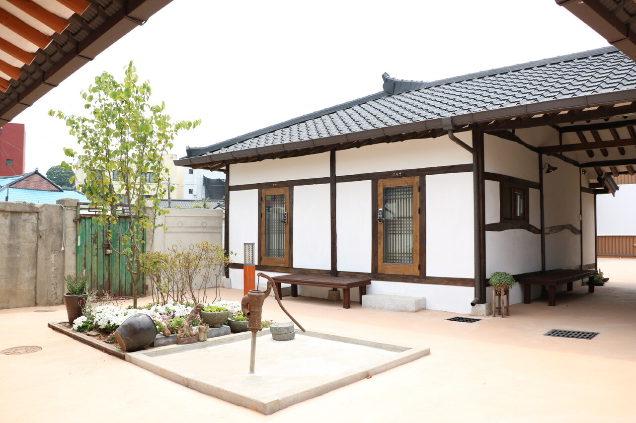 공주시가 문화체육관광부에서 주관한 ‘2024 워케이션 활성화 공모사업’에 최종 선정되면서, 체류형 지역 관광객 유치를 위한 인프라 확대에 나선다. 하숙마을 모습. 공주시 제공. 