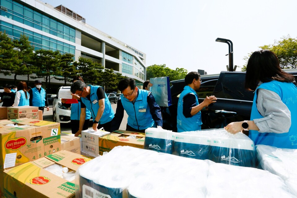 현대제철 당진제철소가 2일 당진시복지재단에서 당진시 아동 및 노인 2000여명에게 선물을 전달했다. 현대제철 제공.