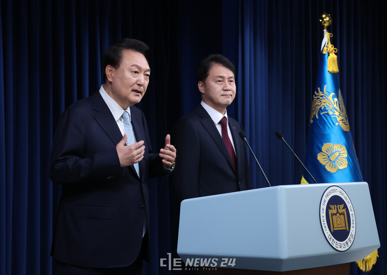 윤석열 대통령이 2년 만에 민정수석실을 부활시키고, 민정수석비서관에 김주현 전 법무부 차관을 임명했다. 이를 두고 채 상병 특검법과 김건희 여사 각종 의혹 수사에 대응하기 위한 것 아니냐는 지적이 나왔다. 대통령실 제공.