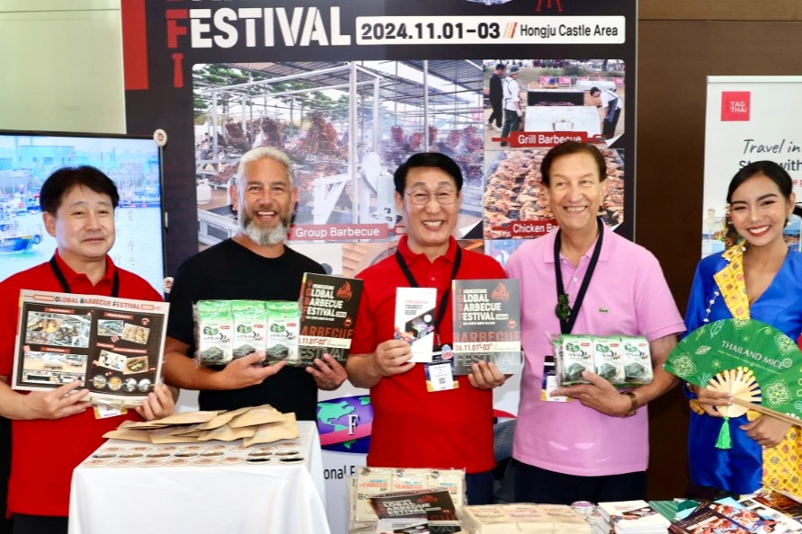 이용록 홍성군수(가운데)가 2월, 태국 파타야 자인호텔에서 아시아 최대 규모로 열린 ‘2024 피나클어워즈 및 아시아 축제도시 컨퍼런스’에 참석해 '글로벌바베큐페스티벌'과 '광천김' 홍보대사로 활약했다. 홍성군 제공. 