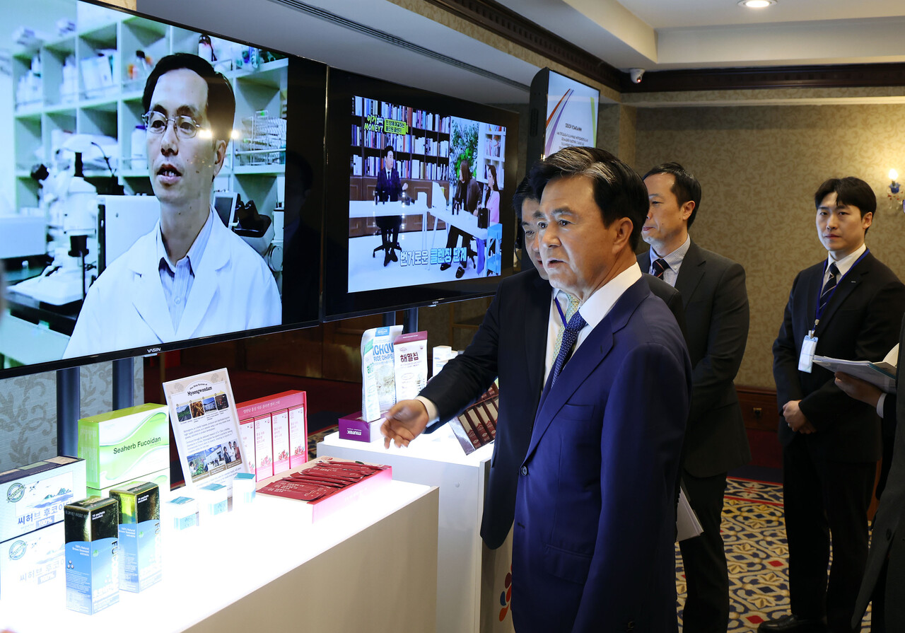 김 지사가 카자흐스탄 현지에서 열린 도내 기업 수출상담회에 참석해 제품 설명을 듣고 있다. 이번 출장에는 도내 기업 14개사가 함께했다. 충남도 제공. 